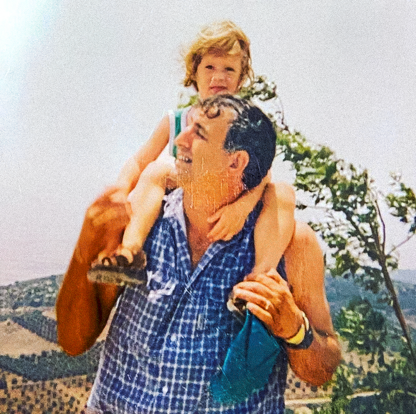 סהר כילד על הכתפיים של אבא