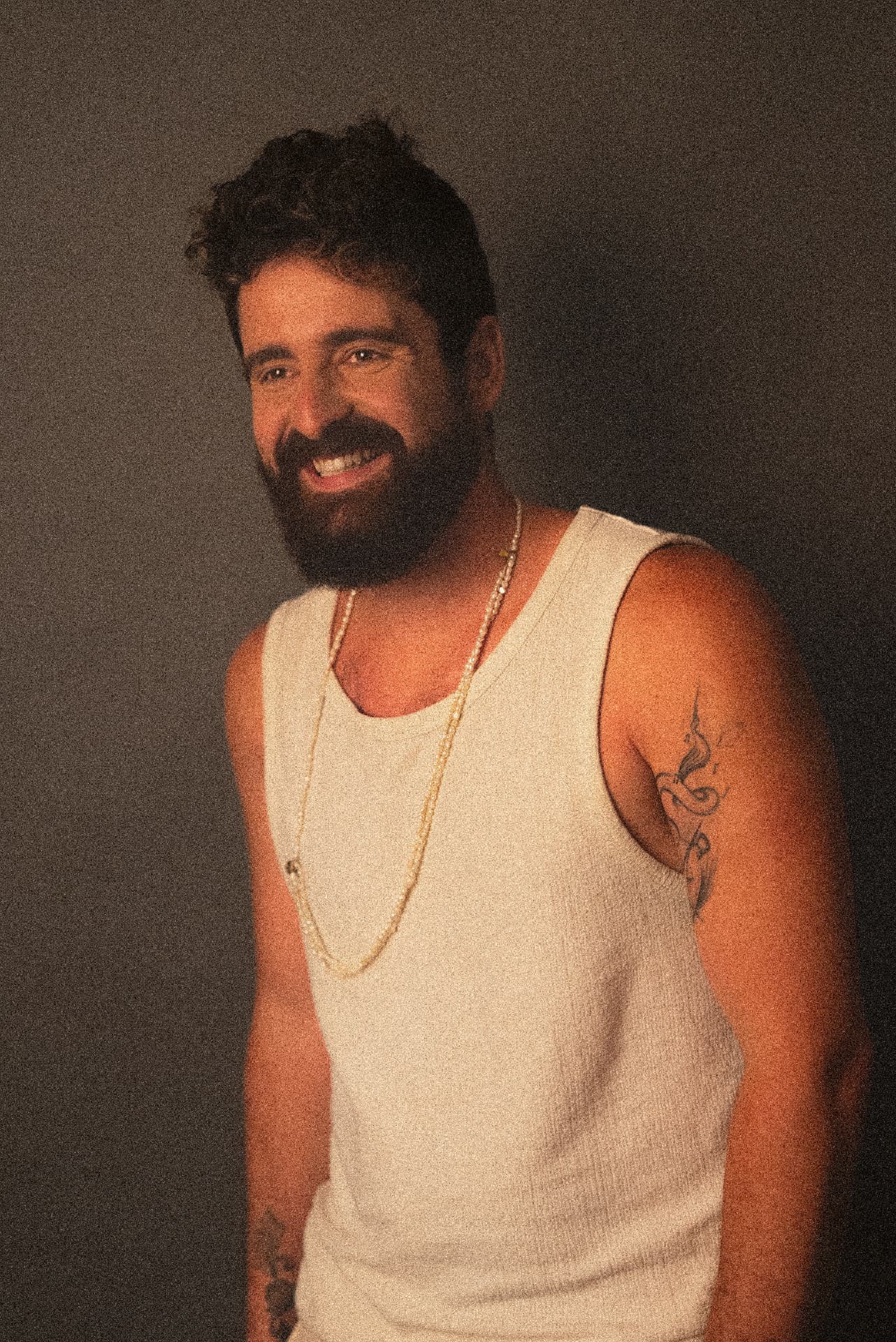 סהר טויטו מחייך בצילומי אולפן